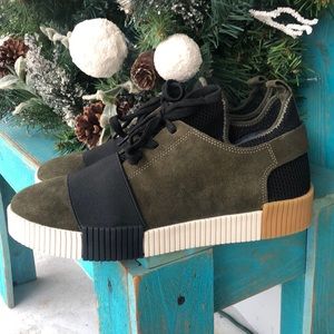 Marc fisher sneakers never worn